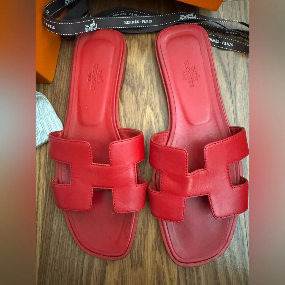Hermes Oran flat sandals in red - Picture 2 of 3